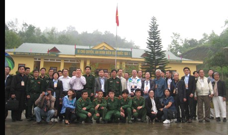 Đoàn kiều bào đi thăm cán bộ, chiến sĩ đồn biên phòng Đàm Thủy,  tỉnh Cao Bằng. - ảnh 2